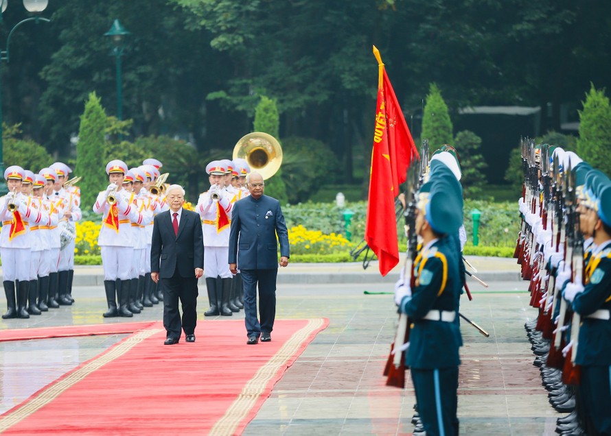 Tổng Bí thư, Chủ tịch nước Nguyễn Phú Trọng mời Tổng thống Ram Nath Kovind duyệt đội danh dự. Ảnh: VGP/Nhật Bắc