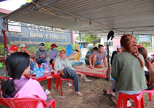 Người dân Đà Nẵng từng nhiều lần dựng lán trại ngay trước cửa nhà máy, yêu cầu nhà máy dừng hoạt động vì ô nhiễm. Ảnh: Nguyễn Đông.