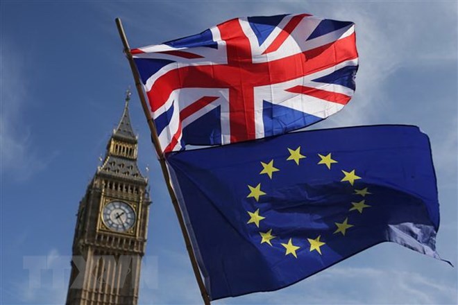 Cờ Anh (phía trên) và cờ EU (phía dưới) tại London, Anh. (Ảnh: AFP/TTXVN)