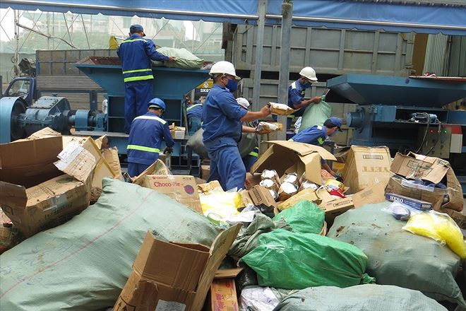 QLTT TPHCM kiểm tra, phát hiện nhiều kiện hàng quần áo vô thừa nhận tại ga Sài Gòn hồi đầu tháng 1 vừa qua