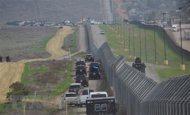 Đoàn xe hộ tống Tổng thống Mỹ Donald Trump thị sát khu hàng rào biên giới Mỹ - Mexico ở San Diego, California ngày 13/3/2018. (Ảnh: AFP/TTXVN)