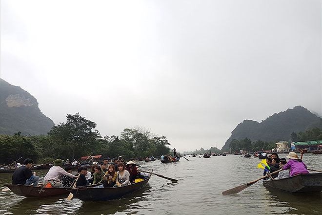 Lễ hội chùa Hương thu hút hàng vạn du khách mỗi năm