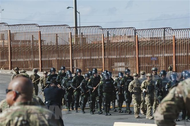 Binh sỹ Mỹ tham gia cuộc diễn tập tại khu vực Hidalgo, Texas, biên giới với Mexico, ngày 5/11/2018. (Nguồn: AFP/TTXVN)