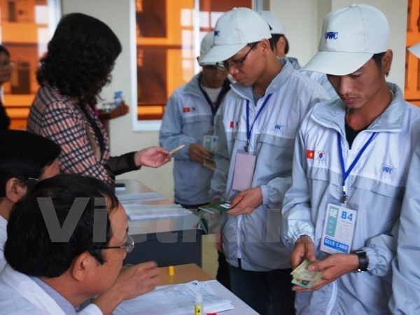 Lao động làm thủ tục trước khi đi làm việc ở nước ngoài. (Ảnh minh họa: Hồng Kiều/Vietnam+)