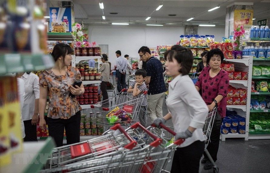 Người dân mua sắm tại một siêu thị ở Bình Nhưỡng, Triều Tiên. (Nguồn: AFP/TTXVN)