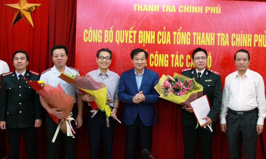 Lãnh đạo Thanh tra Chính phủ trao quyết định và chúc mừng 3 tân Vụ trưởng