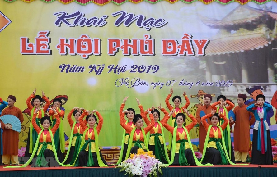 Tiết mục văn nghệ khai mạc Lễ hội Phủ Dầy năm 2019. (Ảnh: Công Luật/TTXVN)