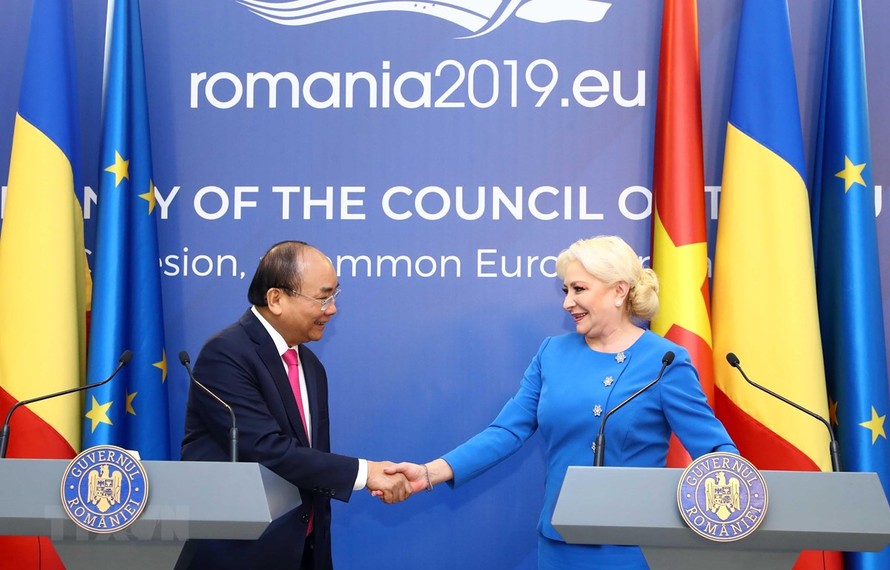 Thủ tướng Nguyễn Xuân Phúc và Thủ tướng Romania Viorica Dancila họp báo thông báo kết quả hội đàm giữa hai nước. (Ảnh: Thống Nhất/TTXVN)