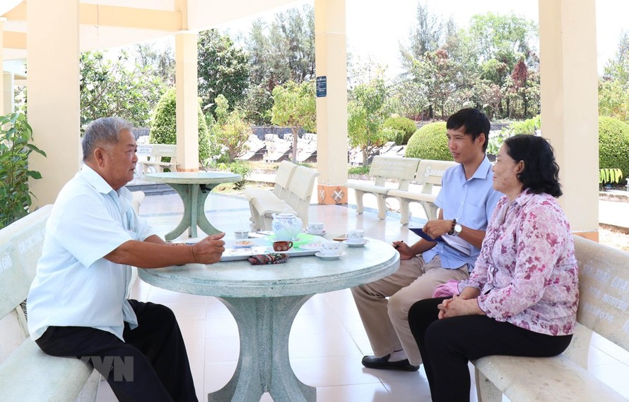 Ông Huỳnh Đồng (nguyên Trung đội trưởng Trinh sát - Đoàn 10) và bà Phạm Thị Nhung (cán bộ y tá Đoàn 10) ôn lại những kỷ niệm về vùng Rừng Sác năm xưa. (Ảnh: Xuân Khu/TTXVN)