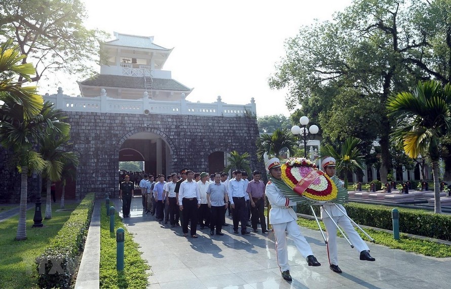 Đoàn đại biểu tỉnh Điện Biên đến đặt vòng hoa tưởng niệm các Anh hùng, liệt sỹ tại Nghĩa trang liệt sỹ A1. (Ảnh: Phan Tuấn Anh/TTXVN)