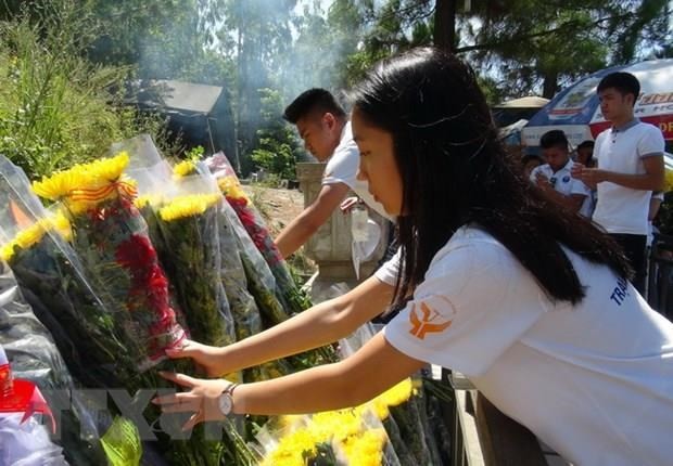 Người dân dâng hương, hoa viếng mộ Đại tướng Võ Nguyên Giáp. (Ảnh: Đức Thọ/TTXVN)