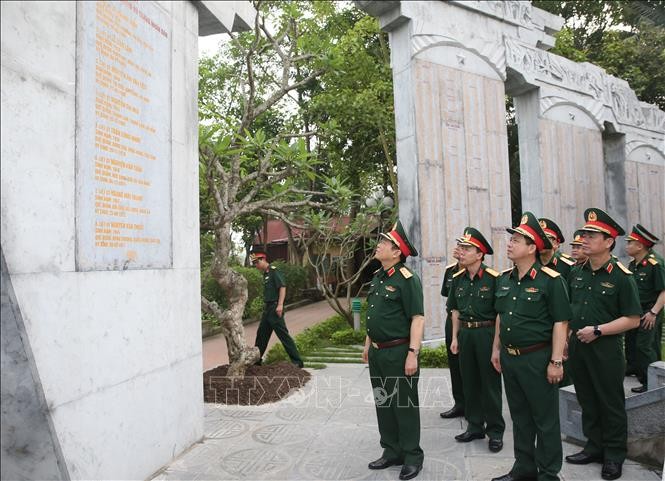 Đại tướng Ngô Xuân Lịch tham quan bia ghi danh các Anh hùng liệt sĩ của Binh đoàn 12. Ảnh: Hồng Pha - TTXVN/phát