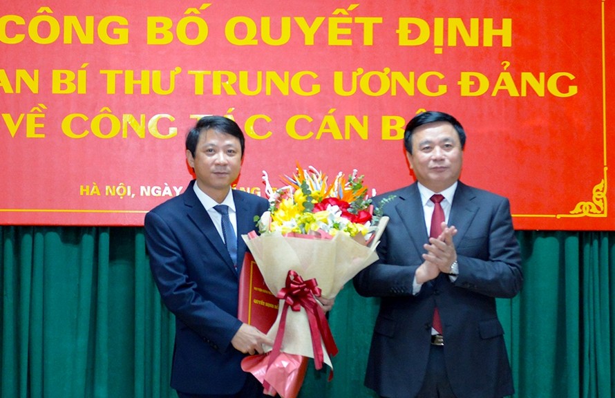 GS.TS Nguyễn Xuân Thắng trao quyết định và chúc mừng đồng chí Nguyễn Ngọc Hà.