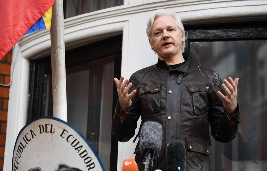 Nhà sáng lập WikiLeaks Julian Assange tại Đại sứ quán Ecuador ở London (Anh) ngày 19/5/2017. (Ảnh: AFP/TTXVN)