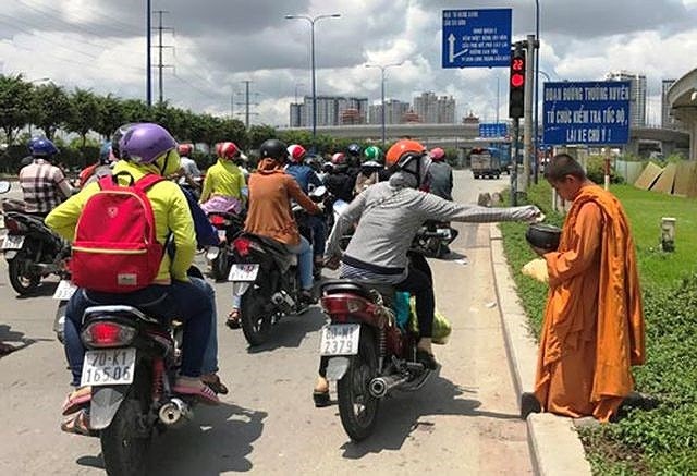 Nhiều người cảm thương những đứa trẻ cũng như muốn “tạo phước” nên rút tiền ra cho.