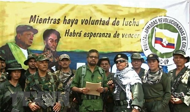 Cựu thủ lĩnh FARC Ivan Marquez (giữa) và Jesus Santrich (thứ 4, phải) tuyên bố bắt đầu một cuộc đấu tranh vũ trang mới và rút khỏi thỏa thuận hòa bình ký kết với Chính phủ Colombia năm 2016, tại một địa điểm bí mật. (Ảnh: AFP/TTXVN)