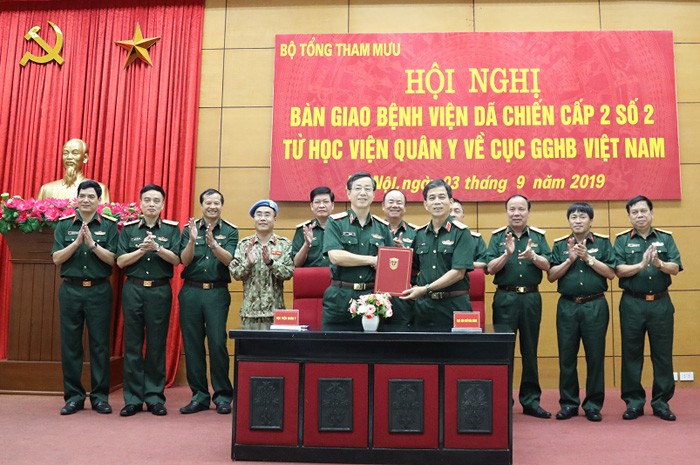 Lãnh đạo Học viện Quân Y và Cục Gìn giữ hòa bình trao đổi biên bản bàn giao Bệnh viện Dã chiến 2.2. Ảnh BQP