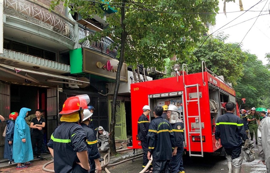 Lực lượng Cảnh sát Phòng cháy chữa cháy đã khống chế, dập tắt đám cháy và cứu hộ thành công 3 nạn nhân trong vụ hỏa hoạn shop quần áo có địa chỉ số 8, ngõ 12, phố Núi Trúc, phường Giảng Võ, Ba Đình, Hà Nội. (Ảnh: PV/Vietnam+)