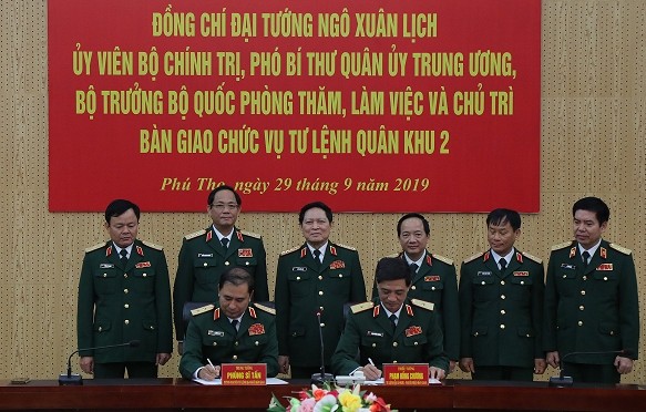 Lễ ký biên bản bàn giao chức vụ Tư lệnh Quân khu 2.