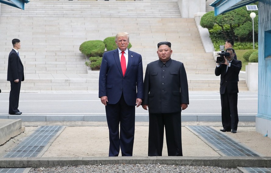 Tổng thống Mỹ Donald Trump (trái) trong cuộc gặp Nhà lãnh đạo Triều Tiên Kim Jong-un tại Panmunjom ngày 30/6/2019. (Ảnh: THX/TTXVN)