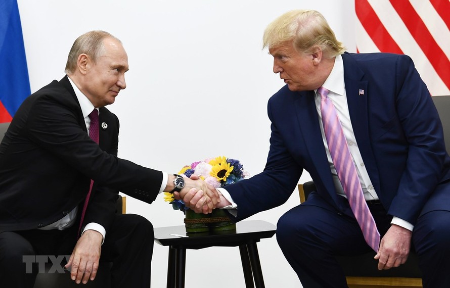 Trong ảnh (tư liệu): Tổng thống Nga Vladimir Putin (trái) và Tổng thống Mỹ Donald Trump (phải) tại cuộc gặp bên lề Hội nghị thượng đỉnh Nhóm các nền kinh tế phát triển và mới nổi hàng đầu thế giới (G20) ở Osaka, Nhật Bản ngày 28/6/2019. (Nguồn: AFP/TTXVN)