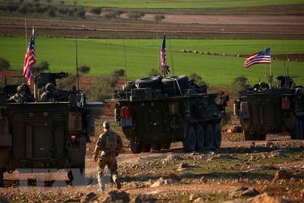 Đoàn xe quân sự Mỹ ở gần làng Yalanli, ngoại ô phía tây thành phố Manbij, Syria. (Ảnh: AFP/TTXVN)