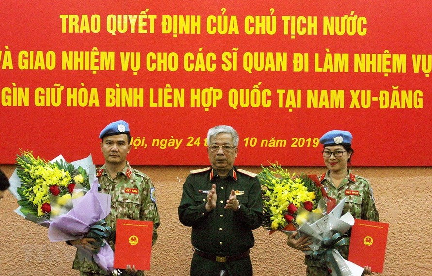 Thượng tướng Nguyễn Chí Vịnh, Thứ trưởng Bộ Quốc phòng, Trưởng Ban Chỉ đạo Bộ Quốc phòng trao Quyết định của Chủ tịch nước cho 2 sỹ quan tham gia hoạt động gìn giữ hòa bình Liên hợp quốc tại Nam Sudan. (Ảnh: Nguyễn Dân/TTXVN)