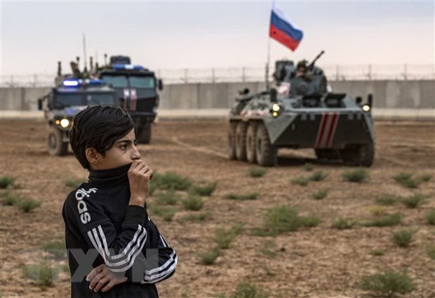 Binh sỹ Nga tham gia tuần tra chung với binh sỹ Thổ Nhĩ Kỳ tại Hasakeh, Syria. (Ảnh: AFP/TTXVN)