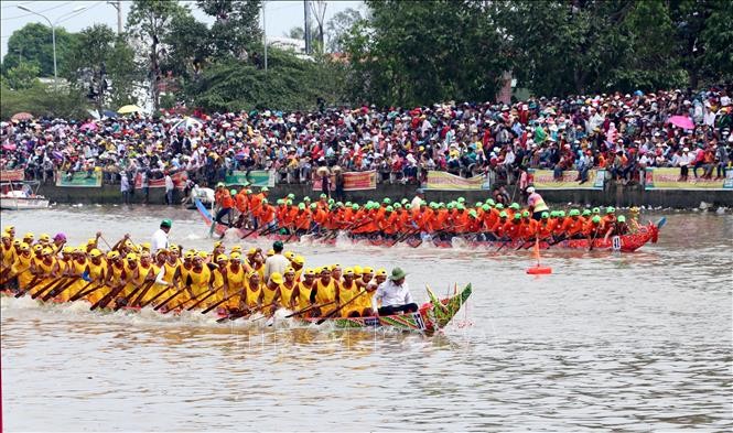 Các ghe Ngo đua tài quyết liệt.