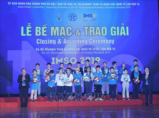 Trao huy chương Vàng môn Toán cho học sinh bảng B đạt giải. Ảnh: Thanh Tùng/TTXVN