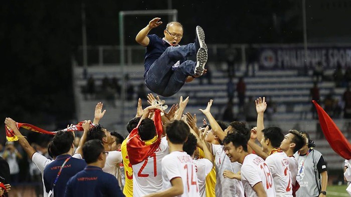 HLV Park Hang-seo được các học trò tung lên khi ăn mừng ngôi vô địch SEA Games.