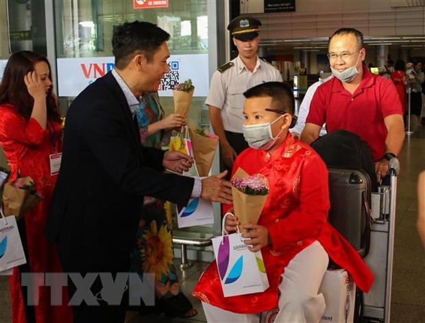 Tặng hoa, quà chúc mừng các vị khách đầu tiên đến xông đất Đà Nẵng bằng đường hàng không. (Ảnh: Trần Lê Lâm/TTXVN)