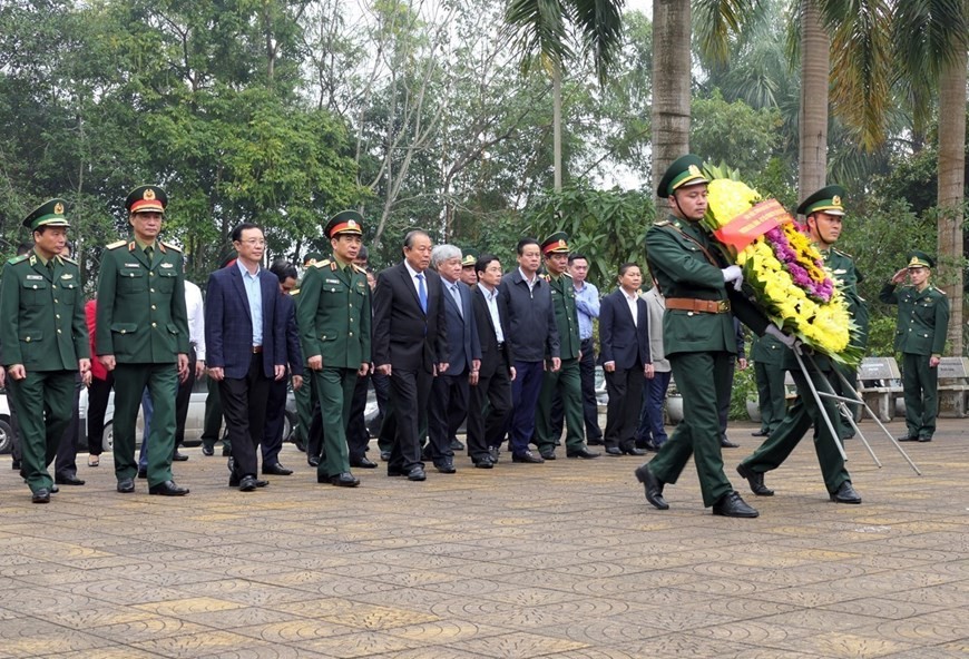 Phó Thủ tướng Thường trực Chính phủ Trương Hòa Bình cùng đoàn đại biểu dâng hương, hoa viếng các Anh hùng, liệt sỹ tại Nghĩa trang Liệt sỹ Quốc gia Vị Xuyên (ngày 5/1/2020). (Ảnh: Minh Tâm/TTXVN)