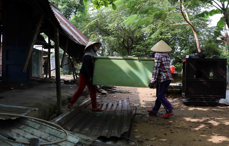 Người dân sống trên Thượng Thành hạ giải những ngôi nhà tạm bợ để đến nơi ở mới, trả lại mặt bằng cho di tích. (Ảnh: Đỗ Trưởng/TTXVN)