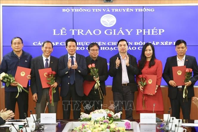 Phó trưởng Ban Tuyên giáo Trung ương Lê Mạnh Hùng và Thứ trưởng Bộ Thông tin và Truyền thông Hoàng Vĩnh Bảo trao giấy phép cho 18 tạp chí thực hiện chuyển đổi, sắp xếp lại theo quy hoạch báo chí có hiệu lực từ ngày 1/4/2020. Ảnh: Minh Quyết/TTXVN