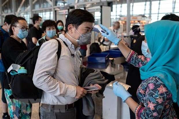 Kiểm tra thân nhiệt tại sân bay quốc tế Kuala Lumpur, Malaysia. (Nguồn: AFP/TTXVN)