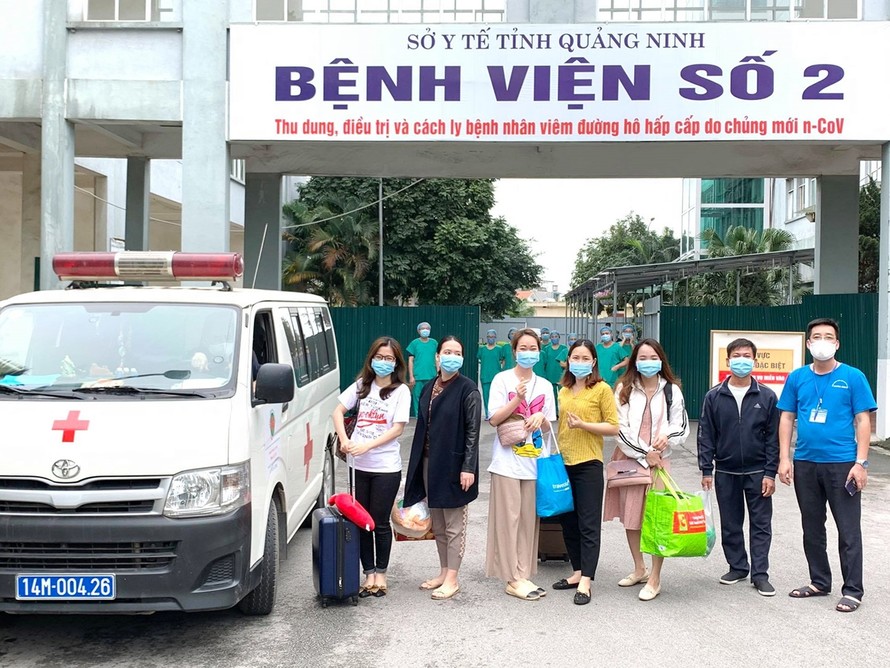 Các công dân hoàn thành cách ly tại Bệnh viện số 2 được xe của đơn vị đưa về tận gia đình. Ảnh: Thế Thiêm (CTV).