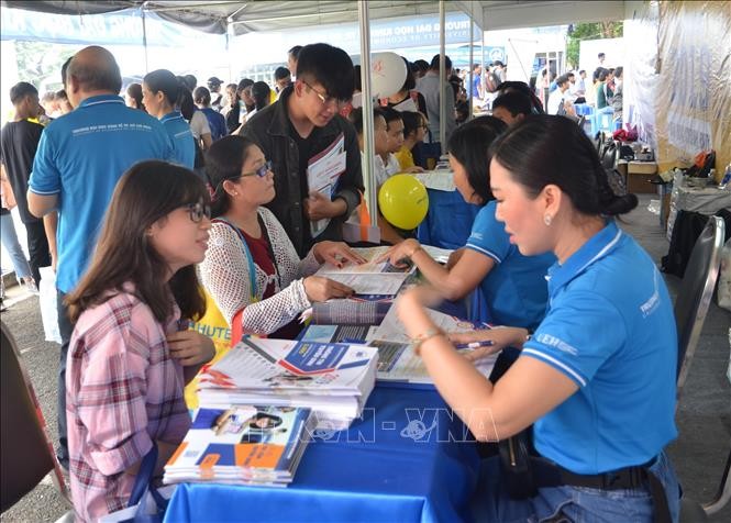 Thí sinh tìm hiểu thông tin tại gian hàng của các trường trong Ngày hội Tư vấn xét tuyển đại học, cao đẳng 2019 tại TP Hồ Chí Minh. Ảnh tư liệu: Thu Hoài/TTXVN