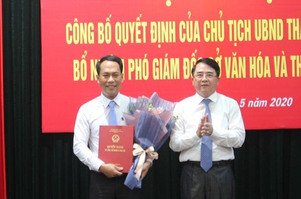 Phó Chủ tịch UBND thành phố Hải Phòng Lê Khắc Nam trao quyết định và chúc mừng đồng chí Trịnh Văn Tú.