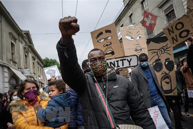 Biểu tình phản đối phân biệt chủng tộc tại Geneva, Thụy Sĩ. (Ảnh: AFP/TTXVN)