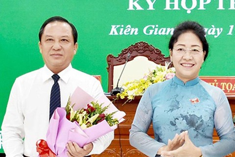 Phó Bí thư Thường trực Tỉnh ủy - Chủ tịch HĐND tỉnh Kiên Giang Đặng Thị Tuyết Em chúc mừng ông Nguyễn Đức Chín.