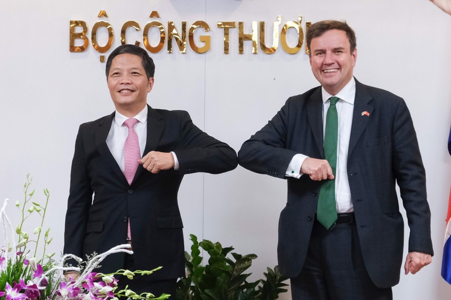 Bộ trưởng Công thương Trần Tuấn Anh và Quốc vụ khanh phụ trách Chính sách Thương mại Vương Quốc Anh Greg.Hands.