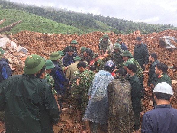 Các lực lượng đưa thi thể người bị nạn ra bên ngoài. Đến 11h45 ngày 19/10, lực lượng chức năng đã tìm thấy 18 thi thể. - Ảnh: TTXVN