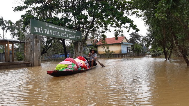 Huế, Quảng Trị nước lũ lên nhanh, nhiều nơi bị cô lập.