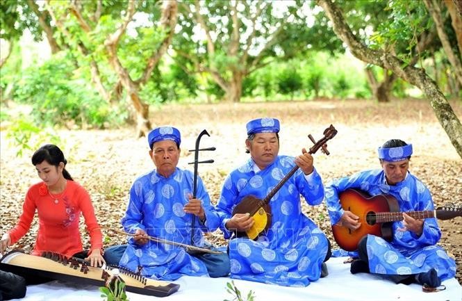 Các nghệ nhân Câu lạc bộ đờn ca tài tử xã Hiệp Thành, TP Bạc Liêu dạy truyền nghề cho các thành viên mới. Ảnh: Minh Đức/TTXVN