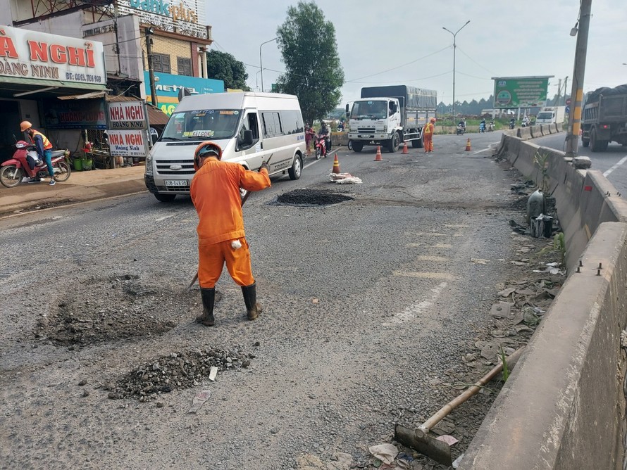 Công nhân làm việc cả sáng Chủ Nhật để san lấp mặt bằng. Ảnh: Xuân Thời