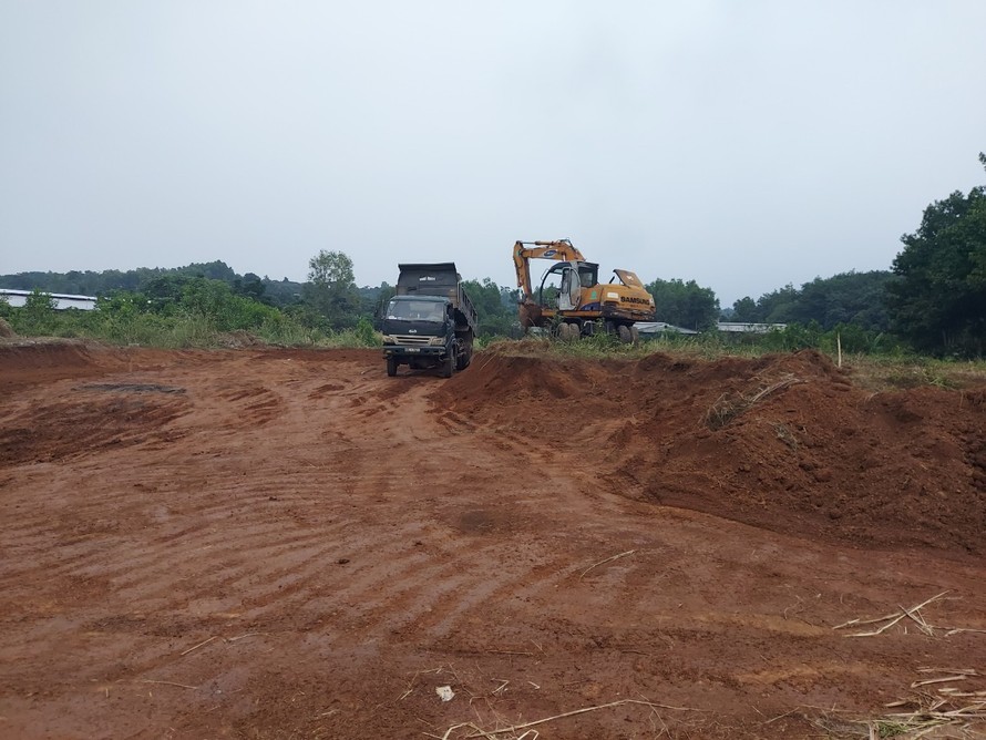 Xe múc, xe be ngang nhiên hoành hành, sau vài đêm ngọn đồi cao 2m đã …“tàng hình”. Ảnh: Xuân Thời