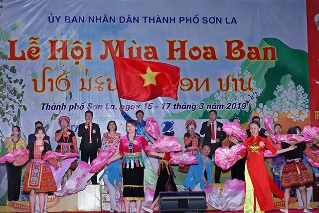 Một màn trình diễn trong đêm khai mạc Lễ hội mùa hoa ban năm 2019