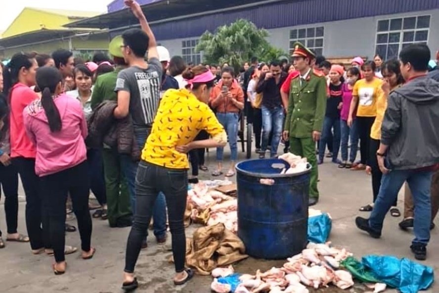 Công nhân phát hiện nhân viên nhà bếp chở gà đông lạnh có dấu hiệu bị thối mang đi tẩu tán nên đã giữ lại và trình báo tới cơ quan chức năng