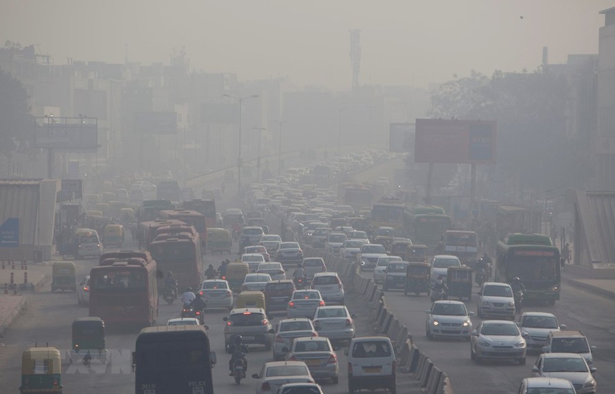 Khói mù ô nhiễm bao phủ dày đặc tại New Delhi, Ấn Độ. (Nguồn: AFP/TTXVN)